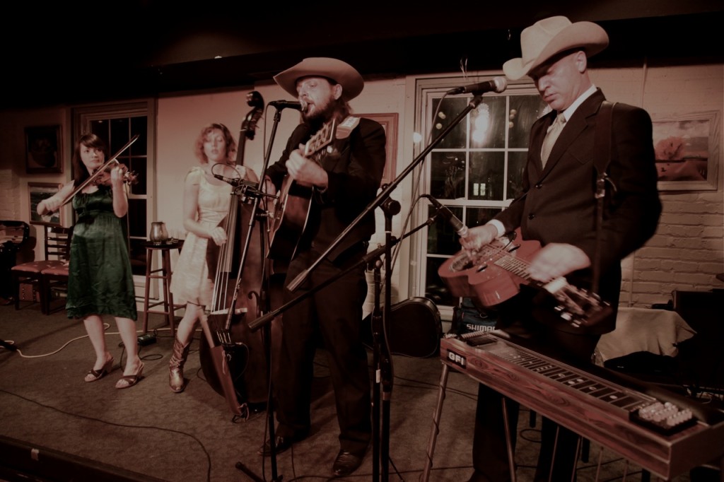 JIM WAIVE & THE YOUNG DIVORCESS PLAY BEL RIO